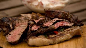 Рецепт Три вида стейков и томатный салат