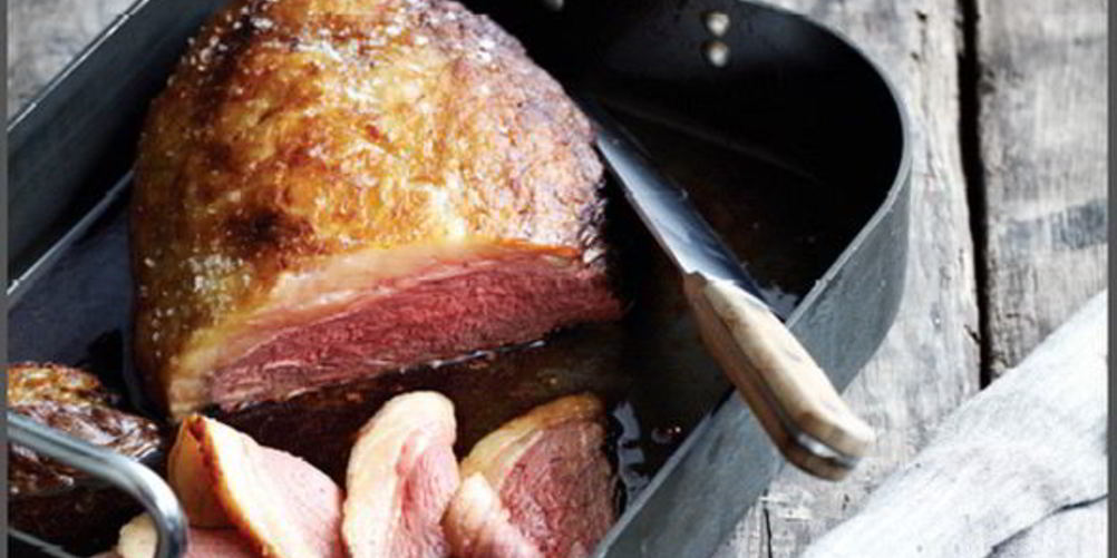 Как приготовить запеченный стейк из костреца с черничным соусом