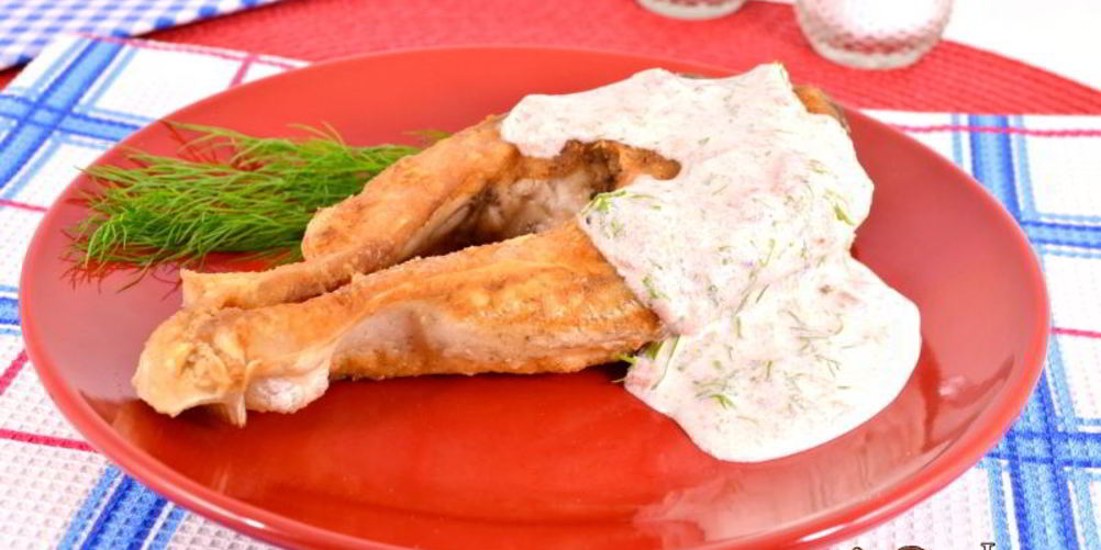 Как приготовить жареные стейки толстолоба со сметанно-томатным соусом