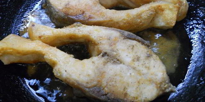 Рецепт жареных стейков толстолоба со сметанно-томатным соусом