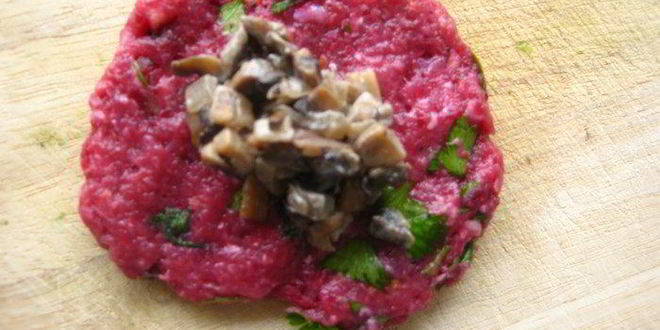 Рецепт свекольно-мясных тефтели с грибной начинкой