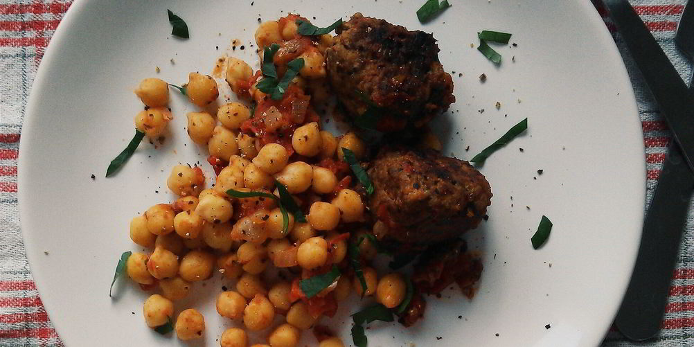 Как приготовить тефтели и нут в томатном соусе
