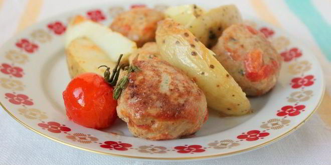 Рецепт тефтелей из индейки с запеченным картофелем