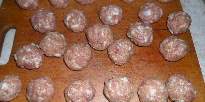 Рецепт тефтелей по-домашнему с шалфеем в томатном соусе