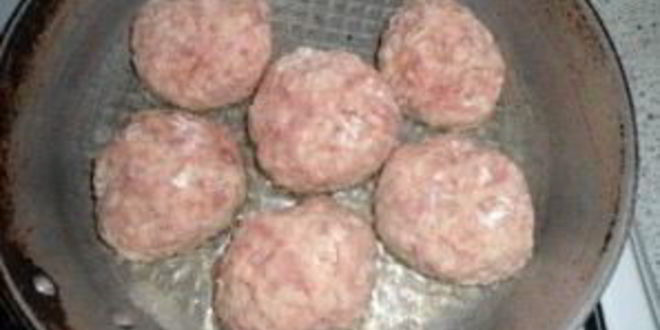 Рецепт тефтелей со сметанной подливкой