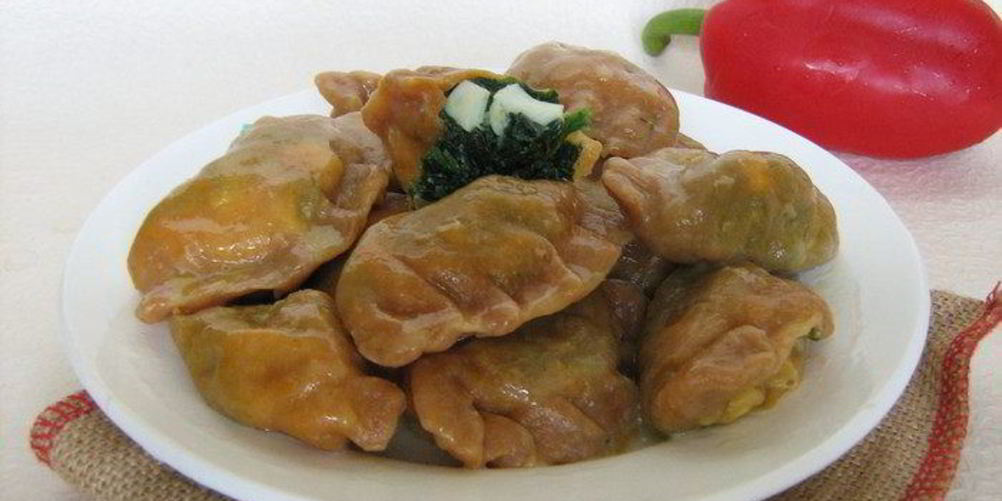 Как приготовить красные вареники со шпинатом и яйцом