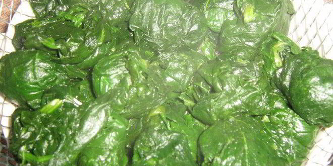 Рецепт красных вареников со шпинатом и яйцом