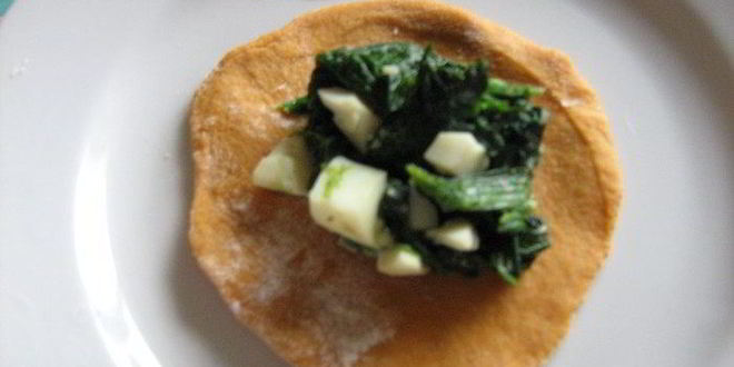 Рецепт красных вареников со шпинатом и яйцом