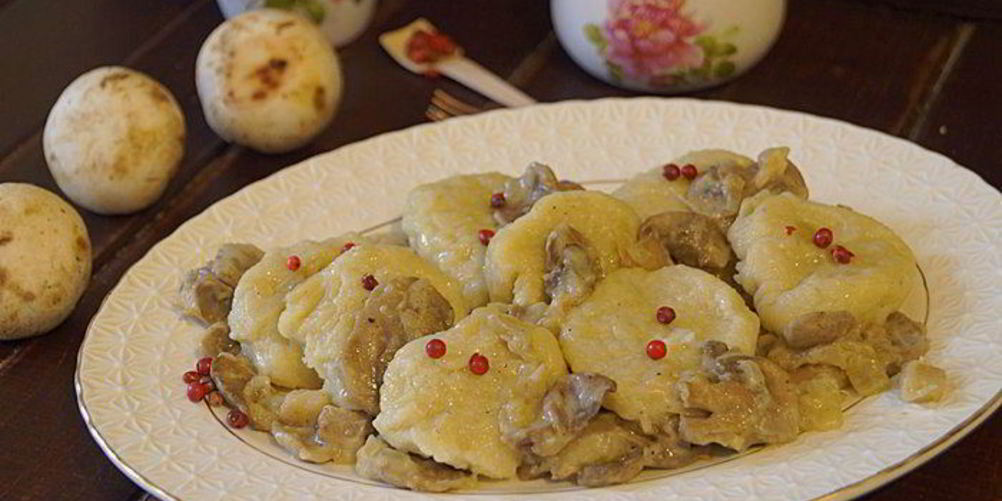 Как приготовить ленивые картофельные вареники с соусом из шампиньонов