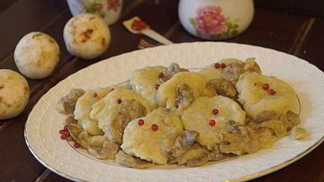 Рецепт Ленивых картофельных вареников с соусом из шампиньонов