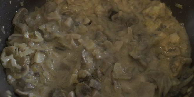 Рецепт ленивых картофельных вареников с соусом из шампиньонов