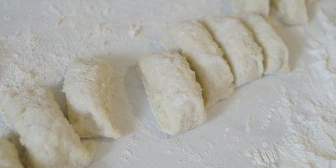 Рецепт ленивых картофельных вареников с соусом из шампиньонов