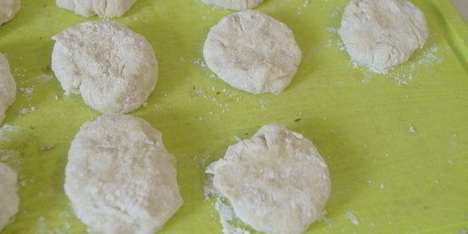 Рецепт ленивых картофельных вареников с соусом из шампиньонов