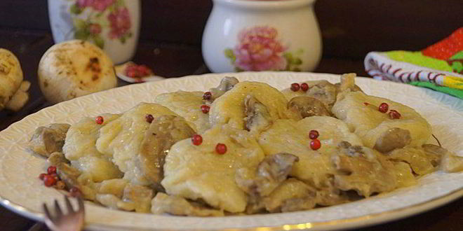 Рецепт ленивых картофельных вареников с соусом из шампиньонов