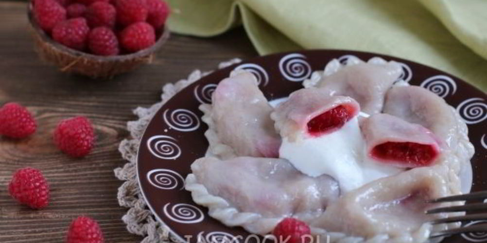 Как приготовить вареники на воде со свежей малиной