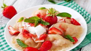 Рецепт Вареников с клубникой и творогом