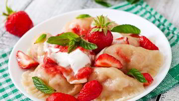 Рецепт Вареников с клубникой и творогом