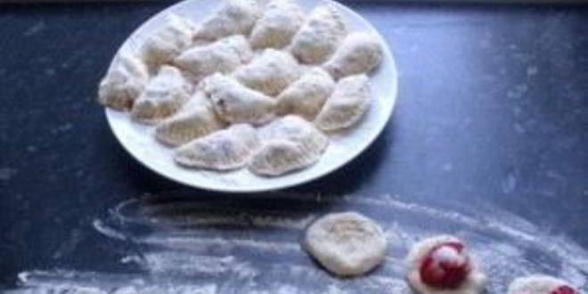 Рецепт вареников с клубникой на кефире