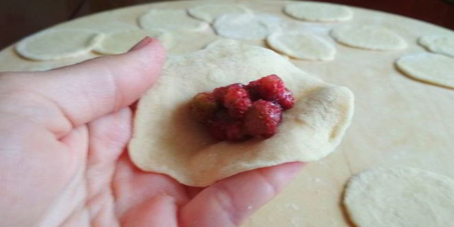 Рецепт вареников с лесной земляникой