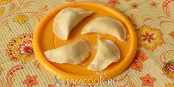 Рецепт вареников с сырой картошкой и сыром