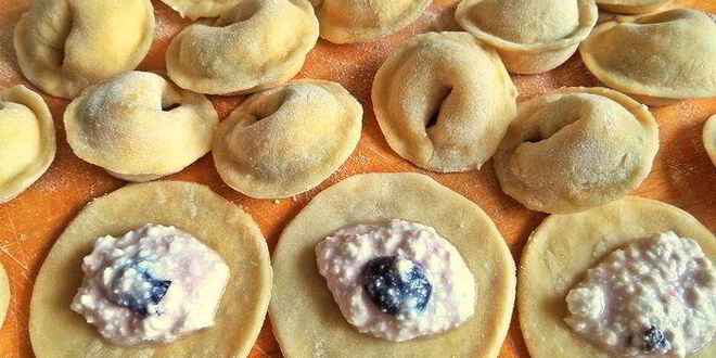 Рецепт вареников с творогом и черешней