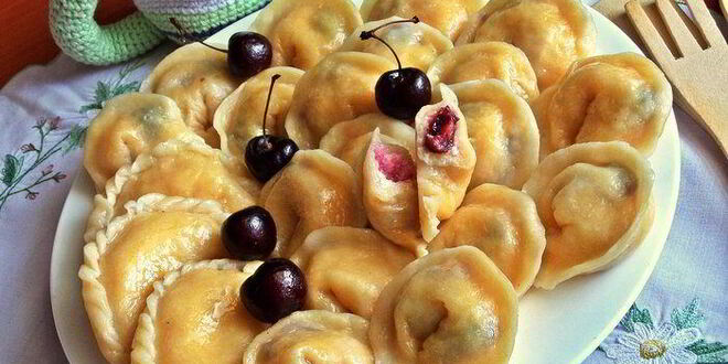 Рецепт вареников с творогом и черешней