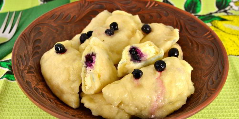 Как приготовить вареники с творогом и черникой