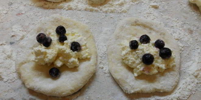 Рецепт вареников с творогом и черникой