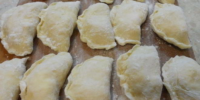 Рецепт вареников с творогом и черникой