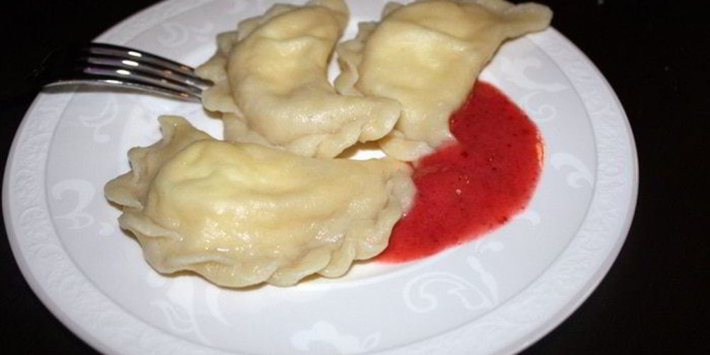 Как приготовить вареники с творогом и клубникой