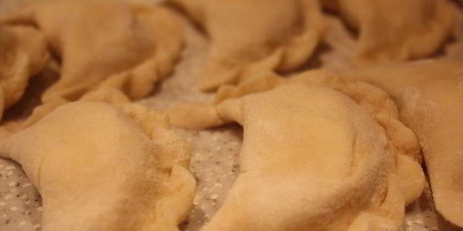 Рецепт вареников с творогом и клубникой