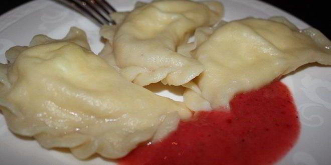 Рецепт вареников с творогом и клубникой