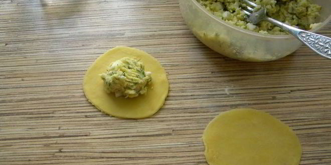 Рецепт вареников с яйцом, зеленью и сыром фета