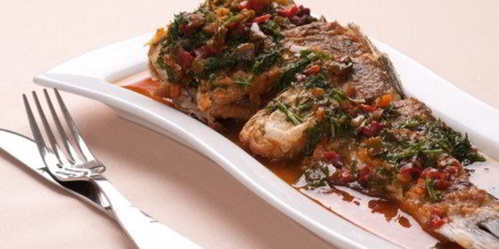 Как приготовить рыбное жаркое с овощами, анчоусами и томатным соусом