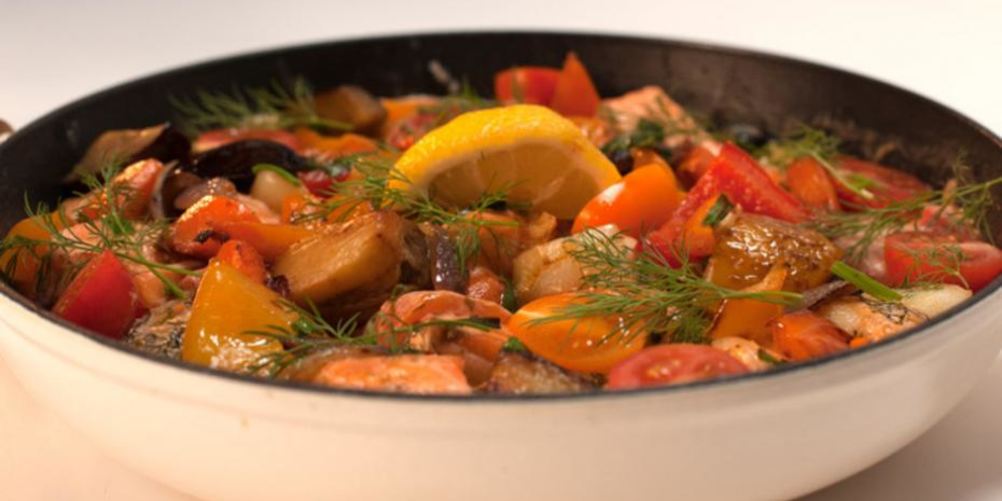 Как приготовить жаркое из судака и семги с овощами