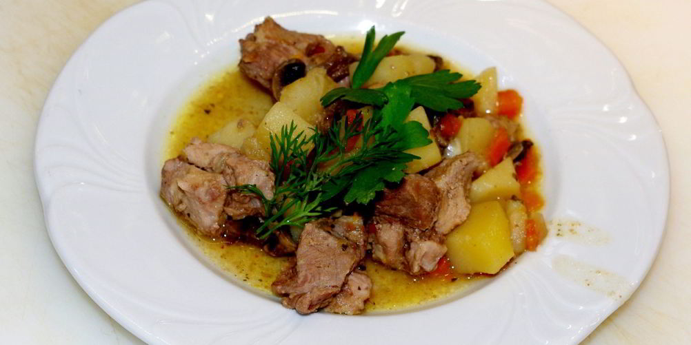 Как приготовить жаркое со свининой и картошкой в мультиварке