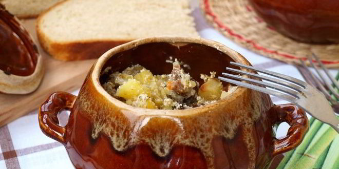 Рецепт жаркого в горшочках с мясом