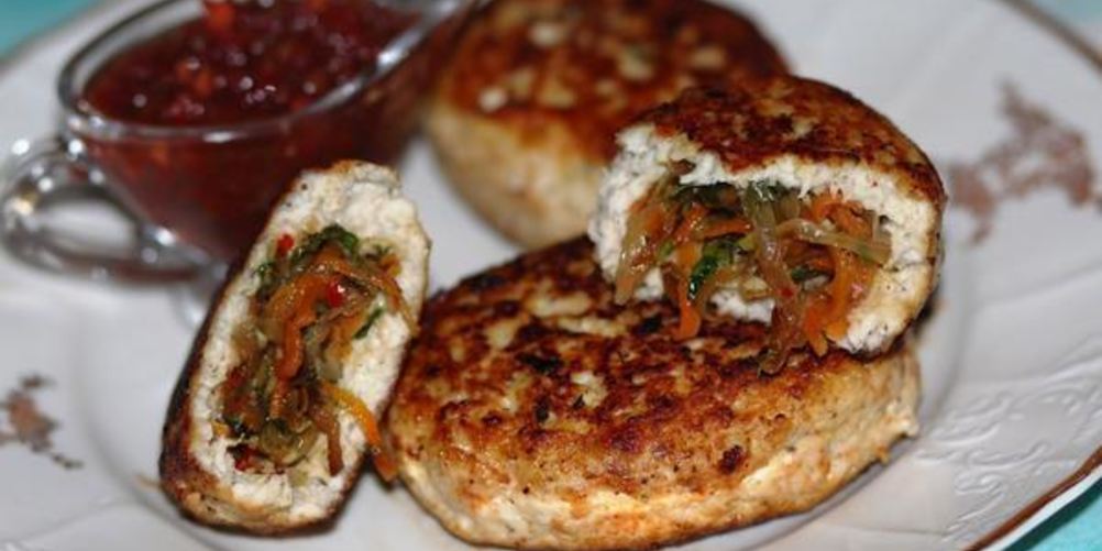 Как приготовить куриные зразы с морковью и луком