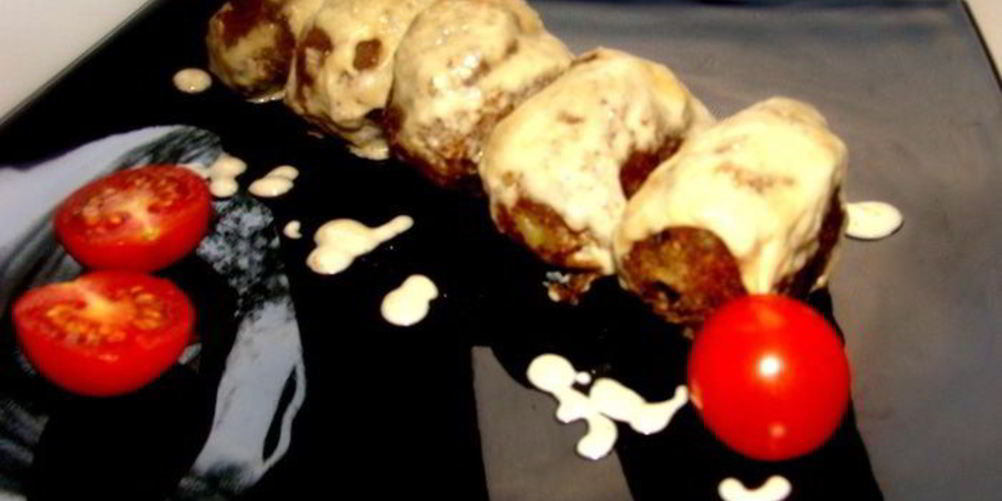 Как приготовить мясные зразы с лесными грибами под сливочным соусом с сыром джюгас