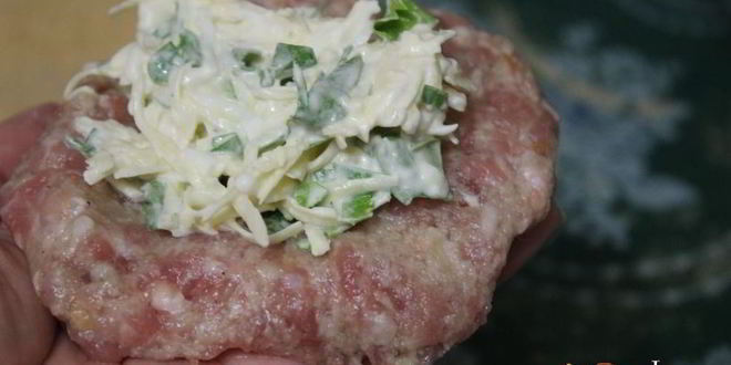 Рецепт мясных зраз с сыром, яйцом и зеленью