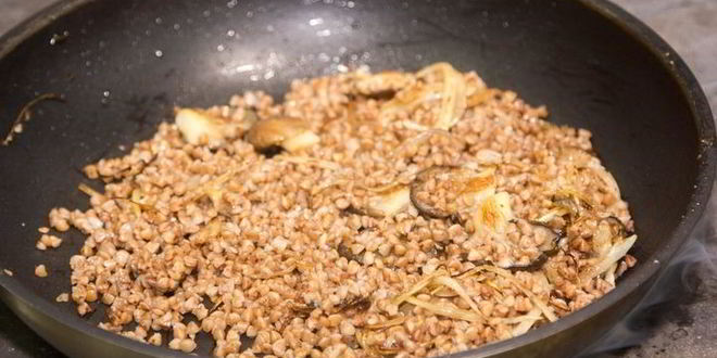 Рецепт гречки с луком и вешенками