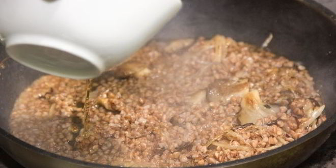 Рецепт гречки с луком и вешенками