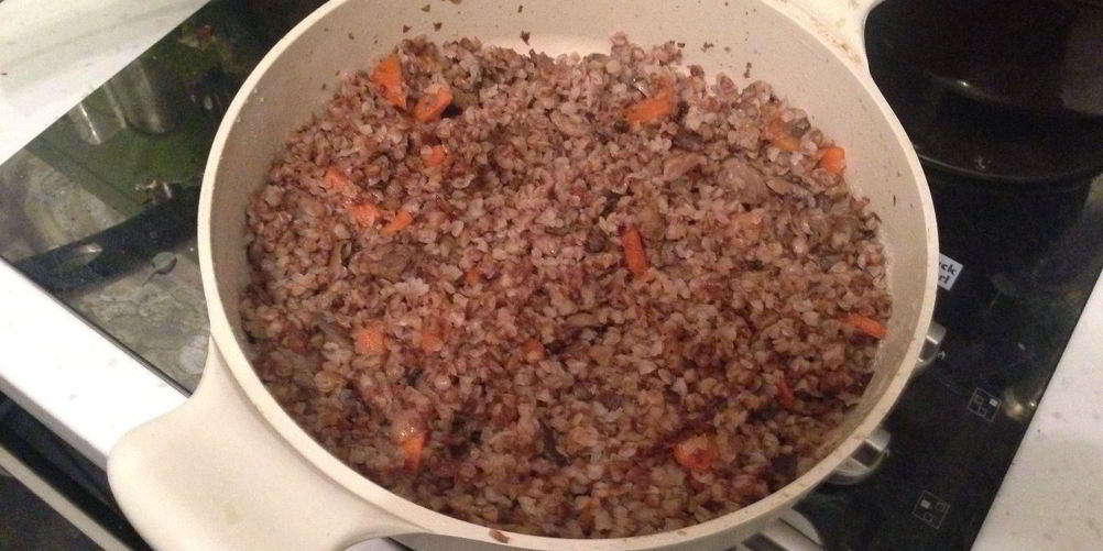 Как приготовить гречку с вешенками, луком и морковью