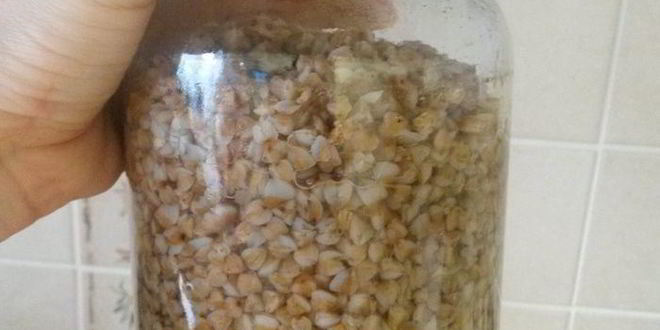 Рецепт гречневой каши без варки с ягодным соусом