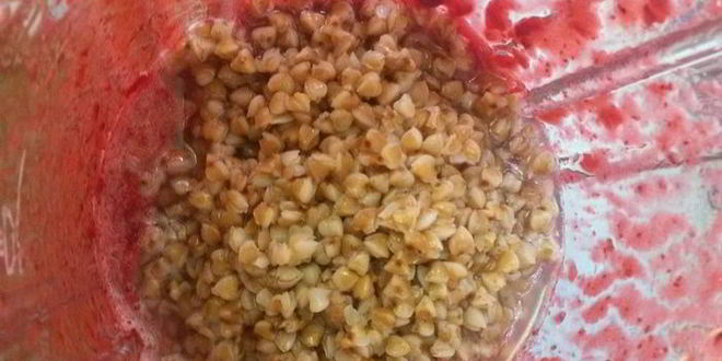 Рецепт гречневой каши без варки с ягодным соусом