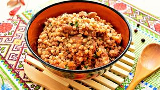 Рецепт Гречневой каши с тушенкой на сковороде