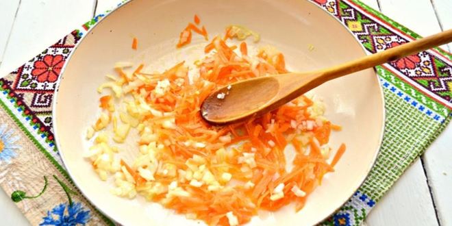 Рецепт гречневой каши с тушенкой на сковороде