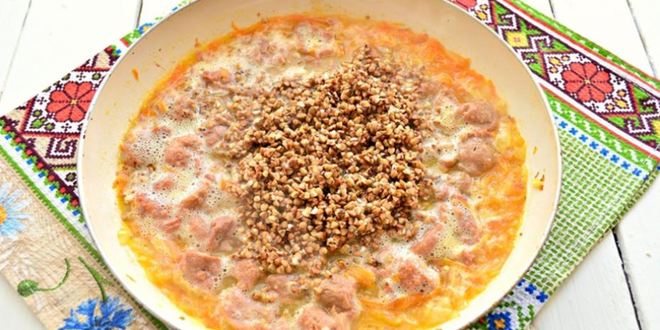 Рецепт гречневой каши с тушенкой на сковороде