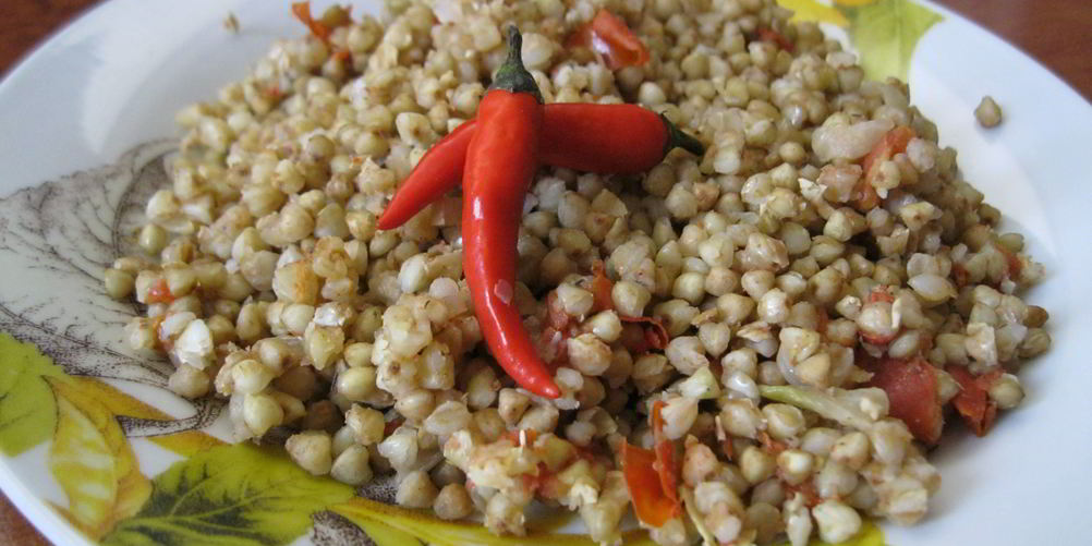 Как приготовить зеленую гречку с помидорами, луком и чесноком