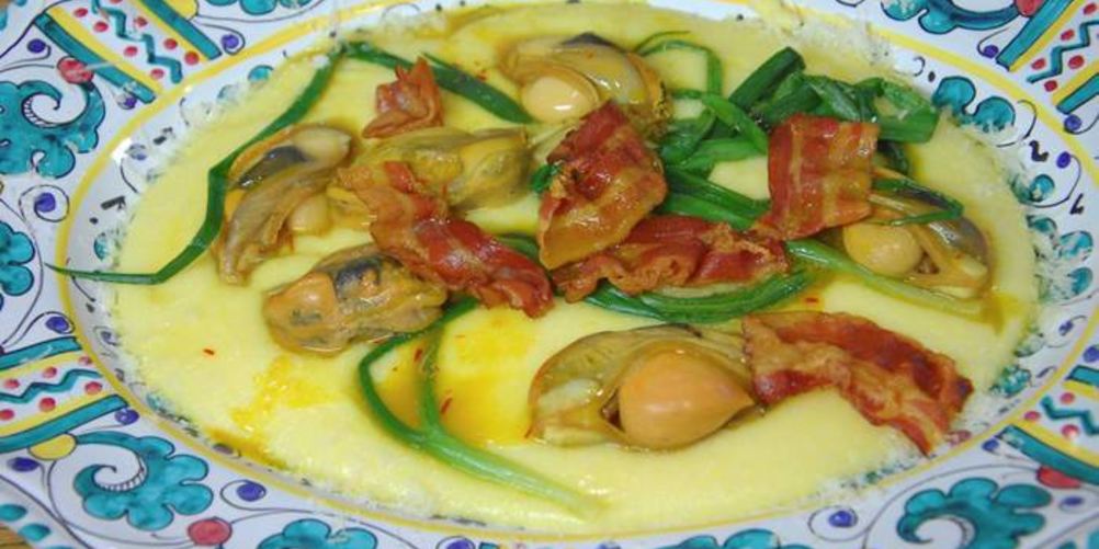 Как приготовить поленту с мидиями и беконом